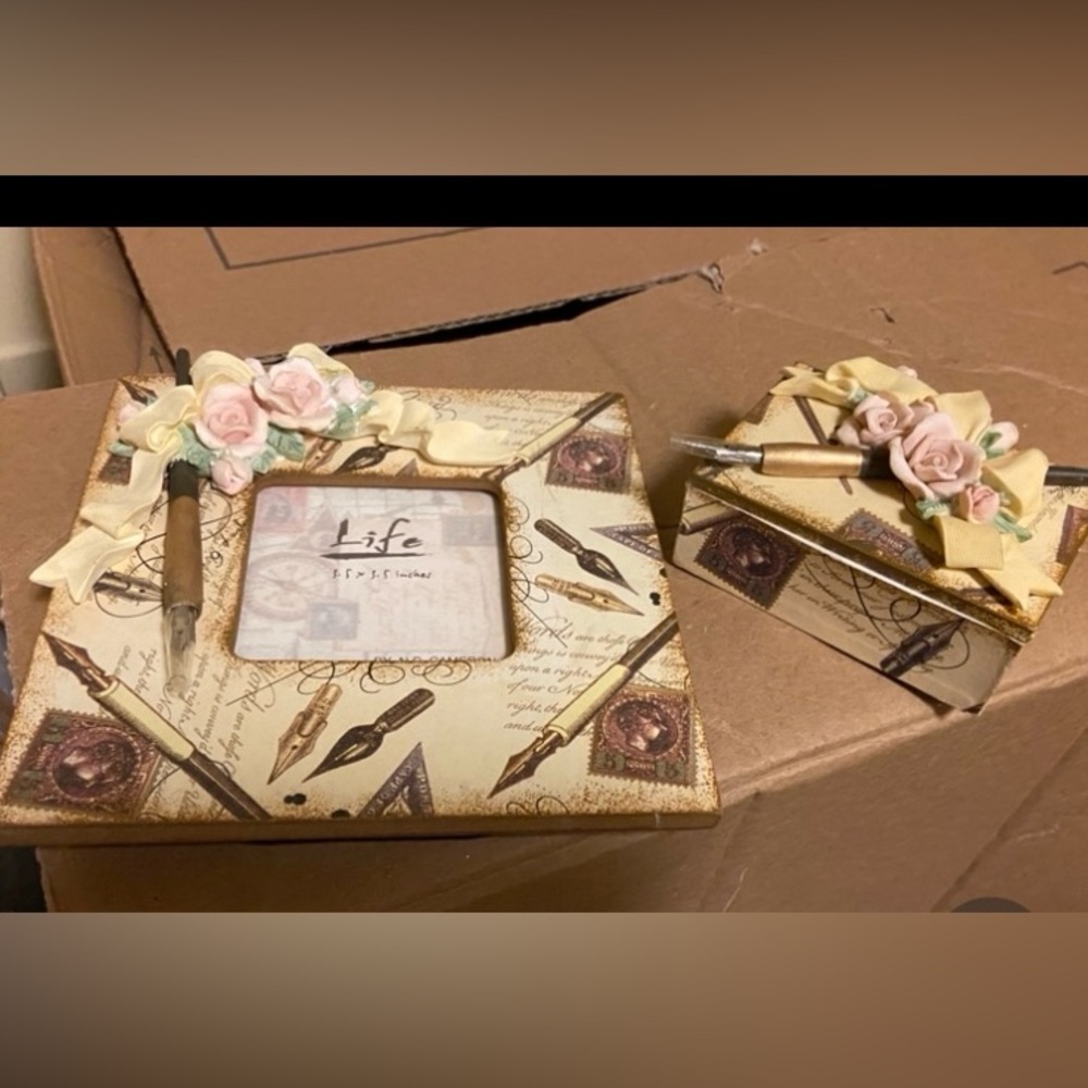 Vintage style 3D flowered frame / trinket box duo